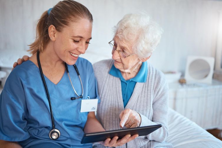 Entretien hebdomadaire du domicile incluant nettoyage, rangement et dépoussiérage.