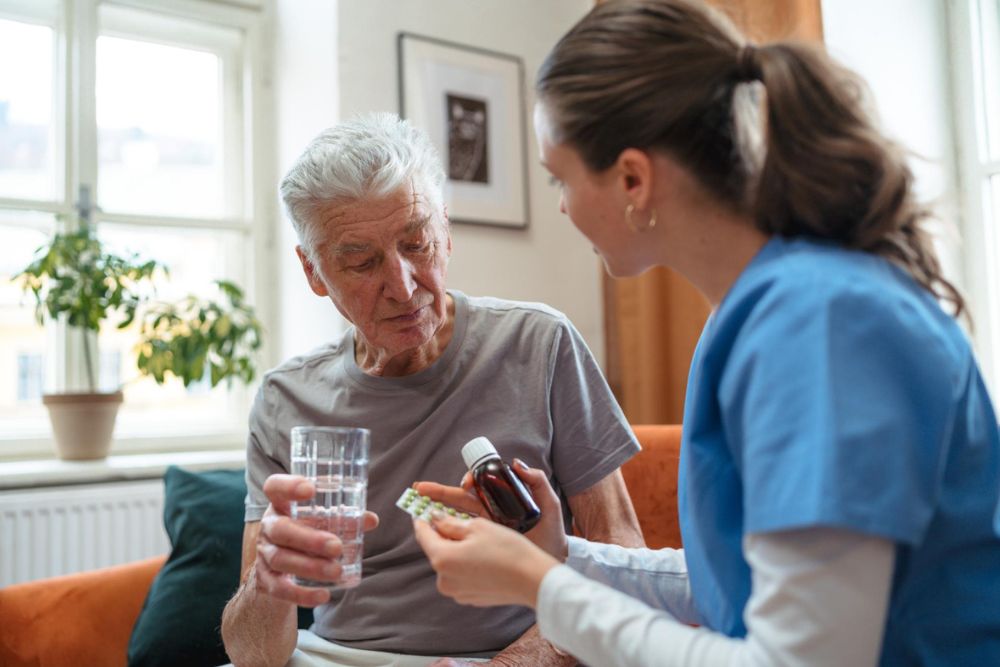 Infirmière prodiguant des soins à domicile pour assurer confort, sécurité et suivi médical personnalisé
