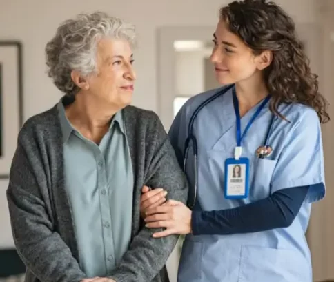 Infirmière qualifiée réalisant des soins sécurisés et personnalisés chez un patient